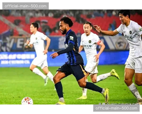 武汉三镇2-0浙江队，卡迪斯头球破门贝维斯锁定胜局